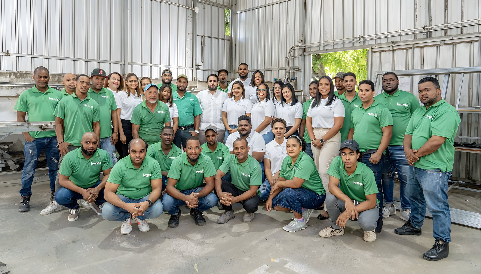 Equipo de Lozada trabajando en su planta de fabricación en Santo Domingo